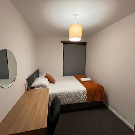 The Coral Guest House 1 Mile From Winchester Market ภายนอก รูปภาพ