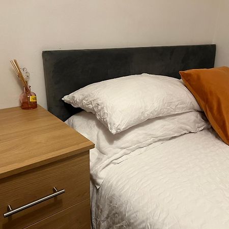 The Coral Guest House 1 Mile From Winchester Market ภายนอก รูปภาพ