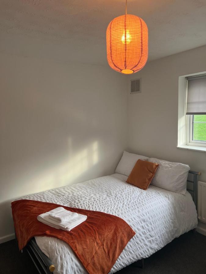 The Coral Guest House 1 Mile From Winchester Market ภายนอก รูปภาพ