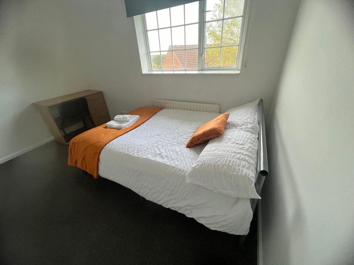 The Coral Guest House 1 Mile From Winchester Market ภายนอก รูปภาพ