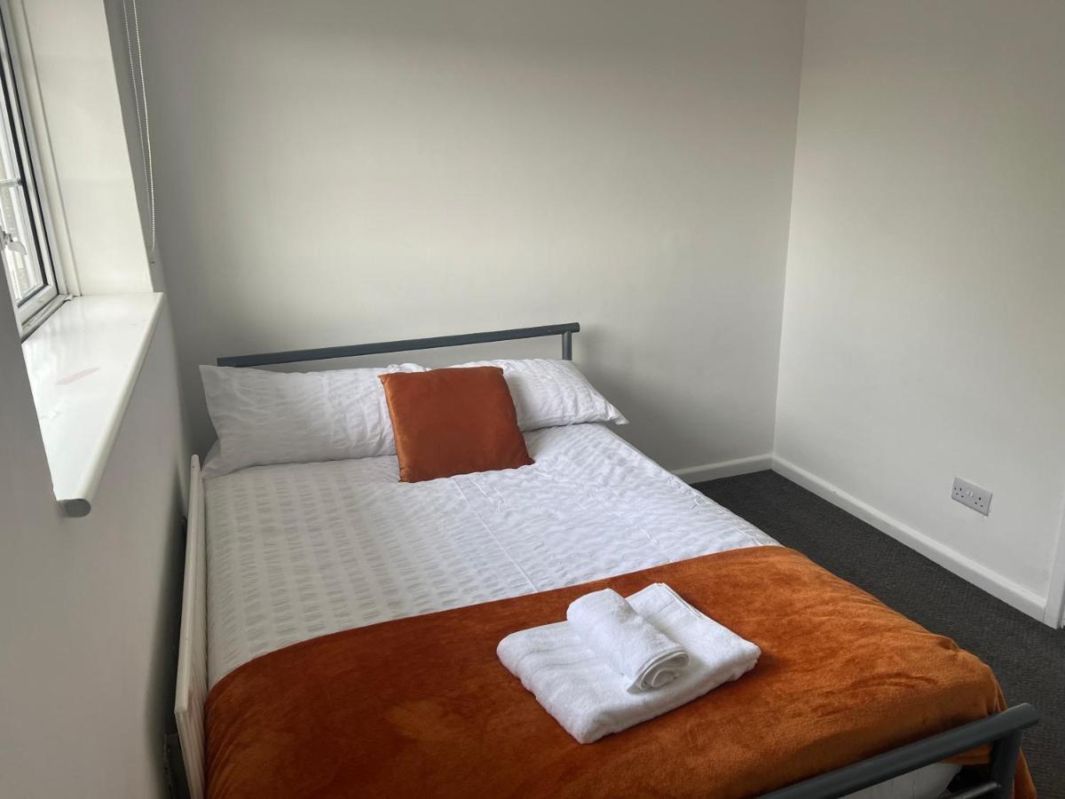 The Coral Guest House 1 Mile From Winchester Market ภายนอก รูปภาพ