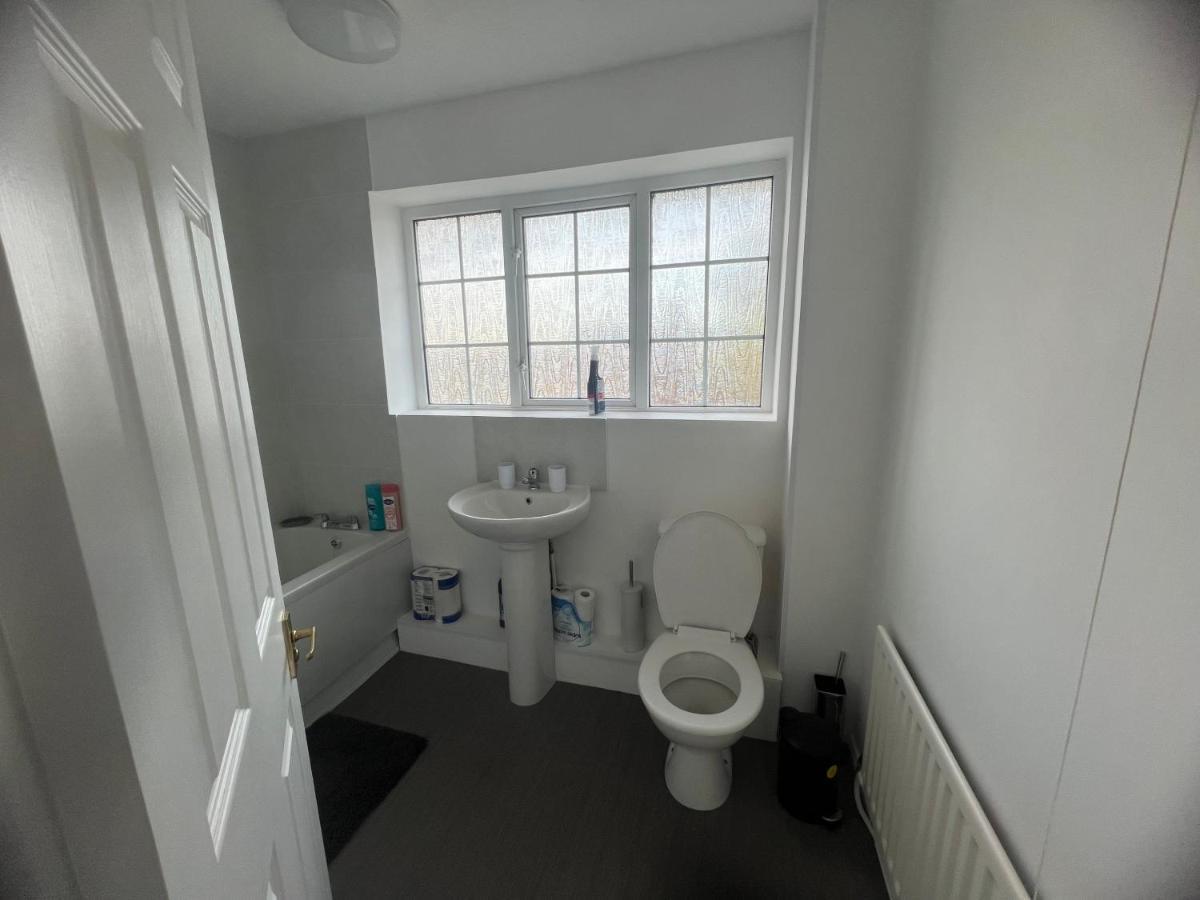 The Coral Guest House 1 Mile From Winchester Market ภายนอก รูปภาพ