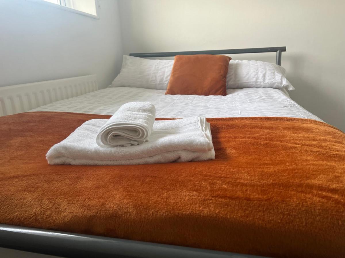 The Coral Guest House 1 Mile From Winchester Market ภายนอก รูปภาพ