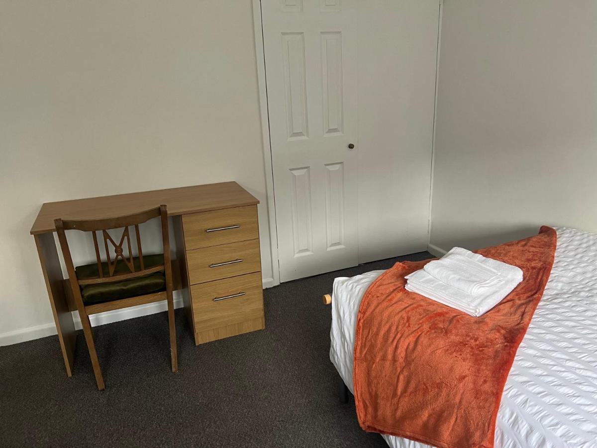 The Coral Guest House 1 Mile From Winchester Market ภายนอก รูปภาพ