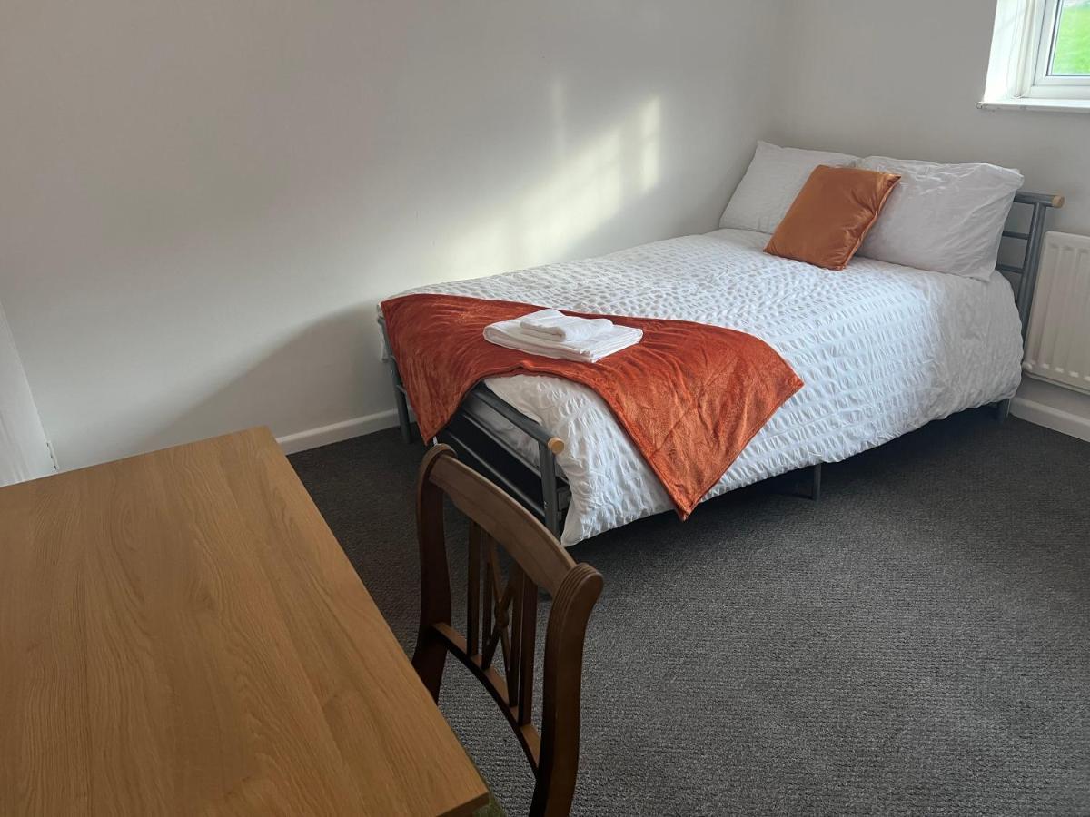 The Coral Guest House 1 Mile From Winchester Market ภายนอก รูปภาพ